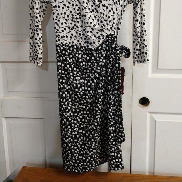 Talbots Black/White Floral Dress - Size Mp-Petite 3/4 sleeves, V Neck - Picture 2 of 7
